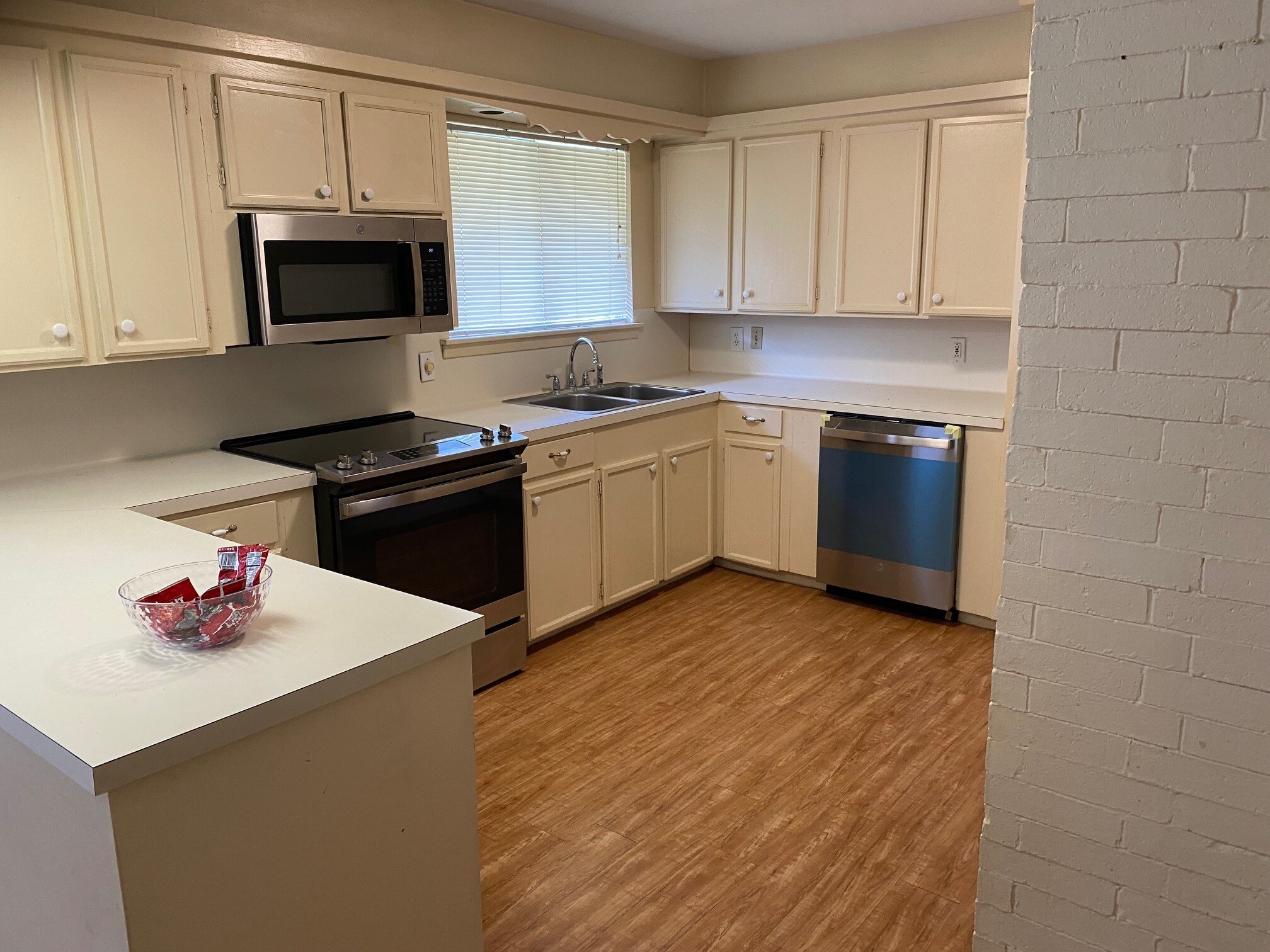 Building Photo - 857 Belmeade Dr