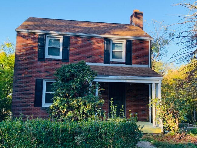 Building Photo - 1015 Willow Dr