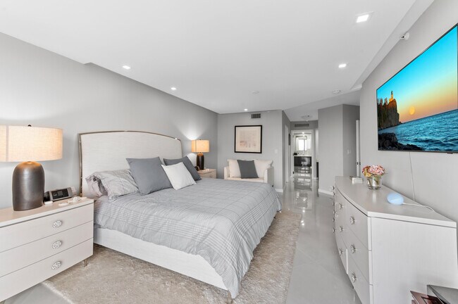 Building Photo - 1900 Consulate Pl