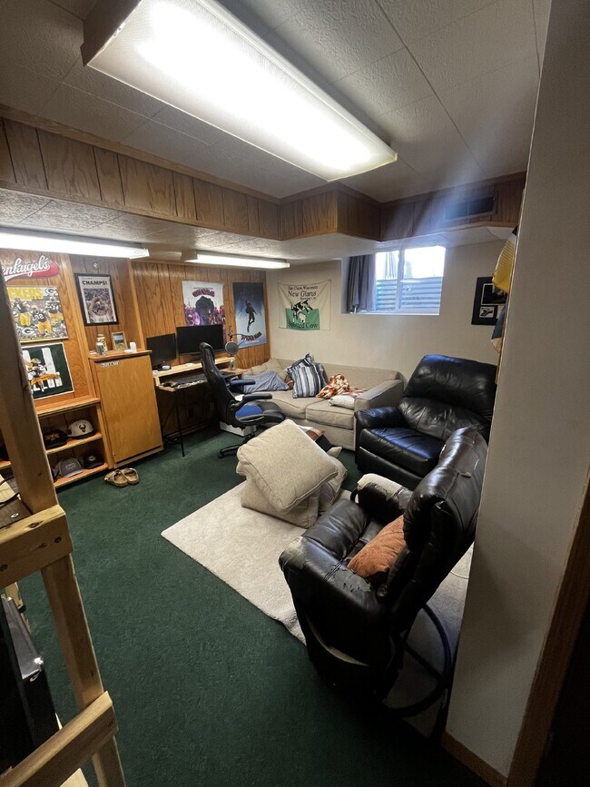 Primary Photo - 1 bedroom near UWEC Available June 1st!