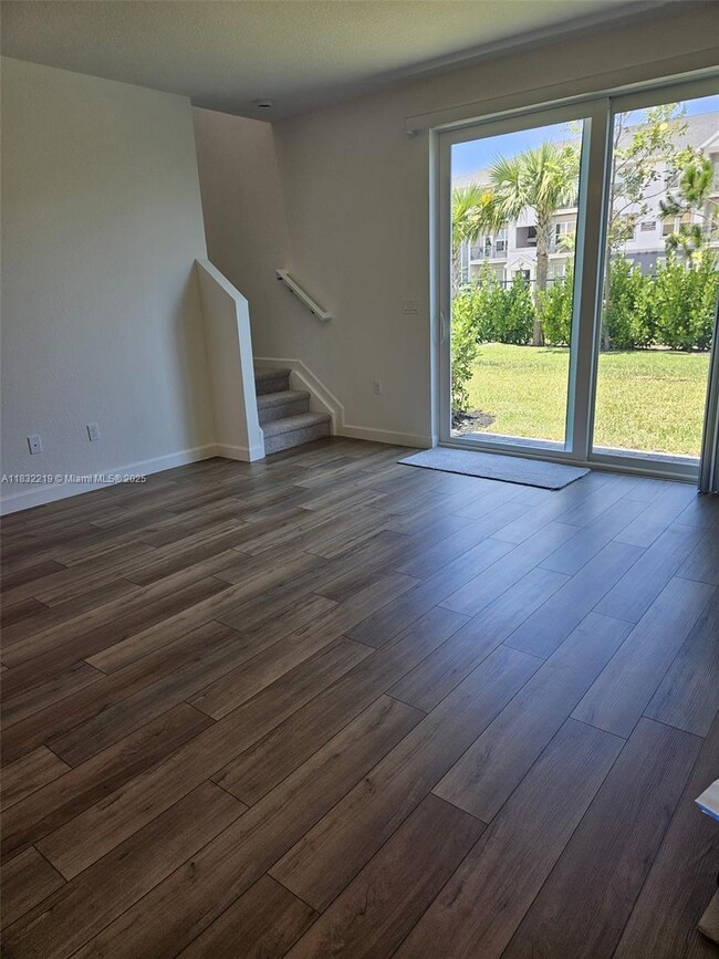 Building Photo - 319 SE Crossoak Ln