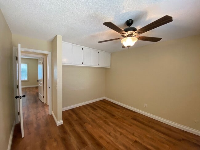 Building Photo - 3 Bedroom Home - Centrally Located with So...
