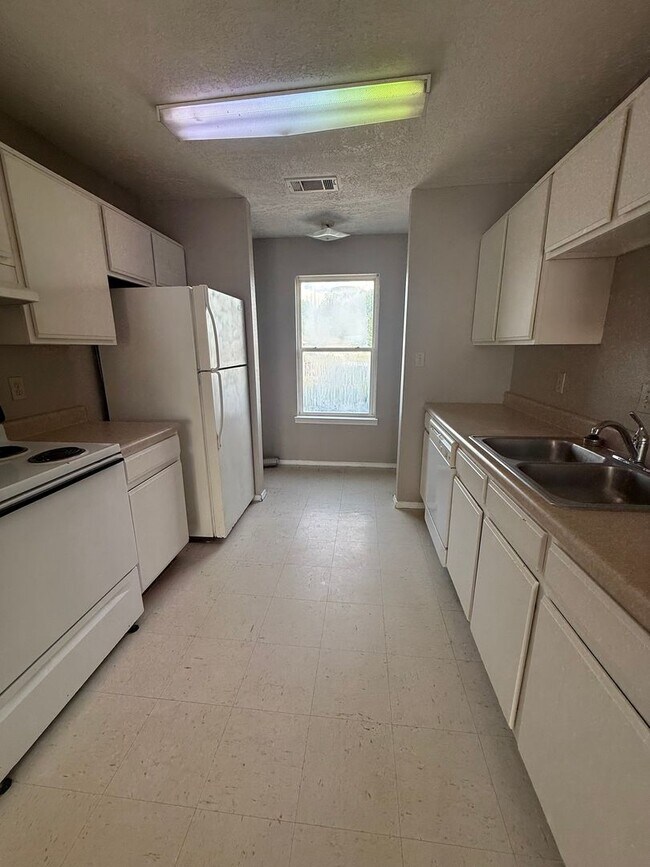 Building Photo - uTown - Your Perfect Rental Community!