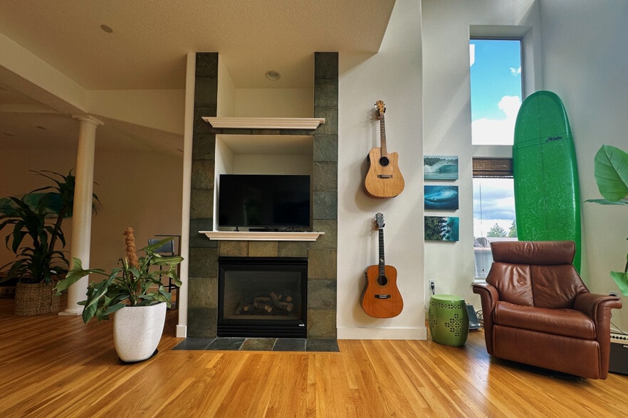 Building Photo - 852 SW Broadway Dr