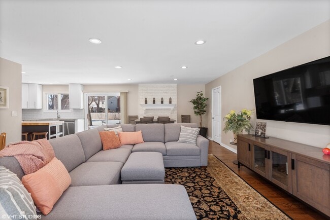 Building Photo - 1915 Farmington Ct