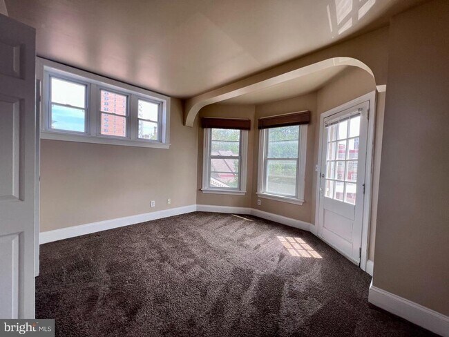 Building Photo - 1303 W 13th St