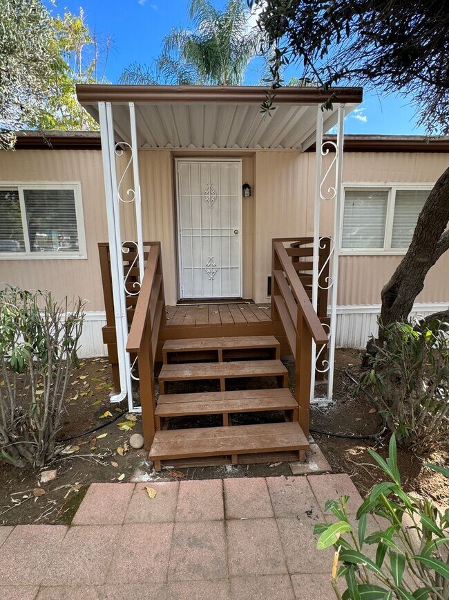 Building Photo - Beautiful rehabbed manufacture home in Lak...