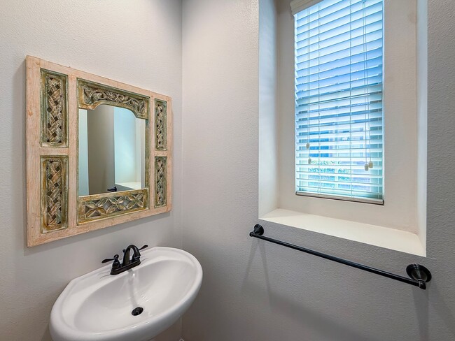 Building Photo - Spacious 4BR/3BA Home in Ocean View Hills