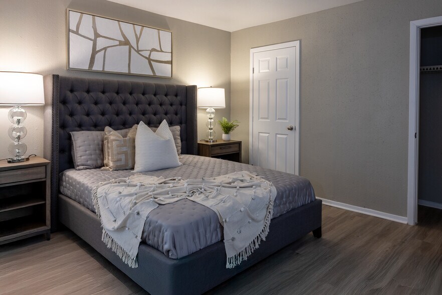 Building Photo - RIVERBEND