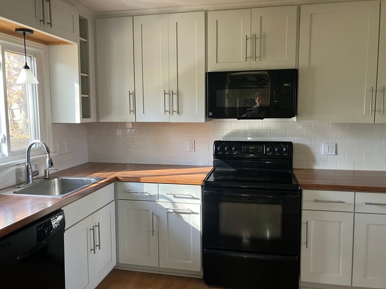 Kitchen - 6825 W 82nd St