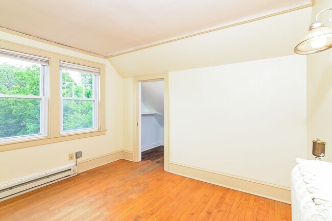 Building Photo - 509 6th St SE