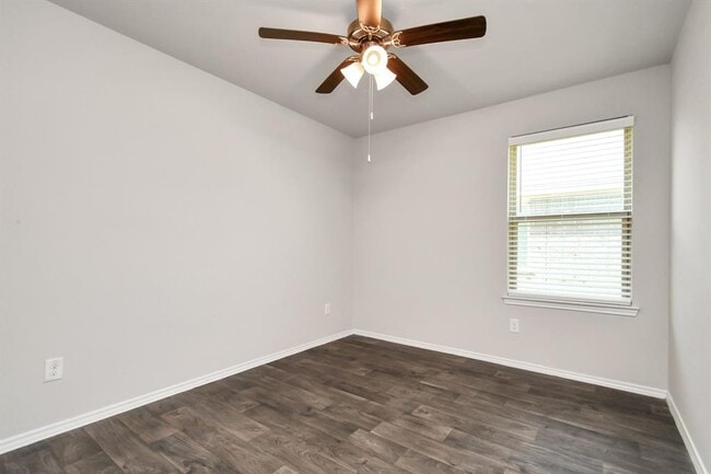 Building Photo - 9882 Laurel Lake Dr