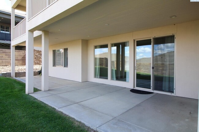 Building Photo - 4 bed, 4 bath home in Kennewick