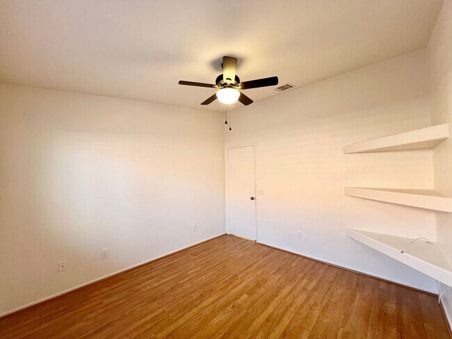 Building Photo - AVAILABLE NOW!!! 3 Bedroom 2 Bathroom Home in La Quinta