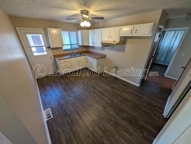 Building Photo - Brick Ranch Duplex with Fireplace, Private...