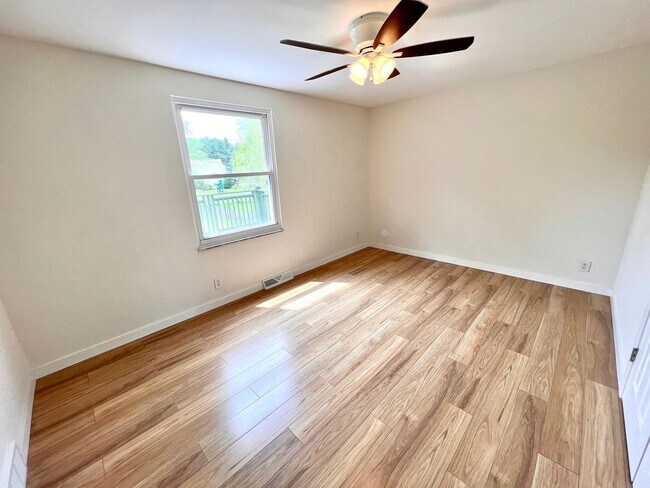 Building Photo - Absolutely Stunning Home! - 3 Bedroom 2 Fu...