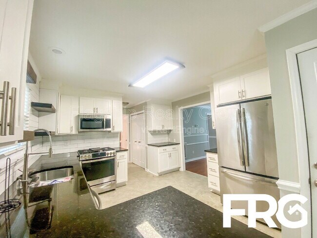 Building Photo - 305 Smith Pl