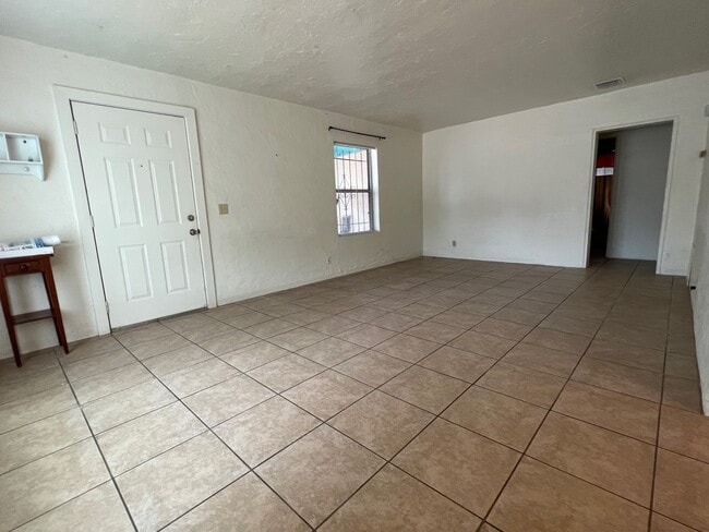 Building Photo - 2809 N Cherry Ave