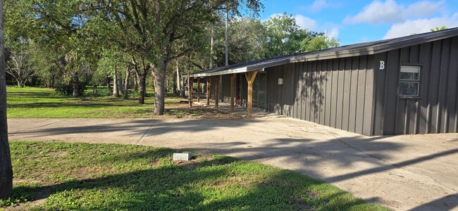 Building Photo - 1709 E Sioux Rd