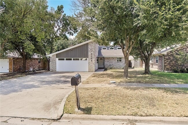 Building Photo - 4209 Woodcrest Dr