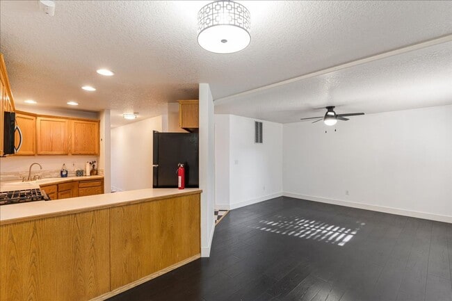 Building Photo - Versatile 4-Bedroom Corner Condo with Main...