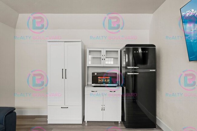 Building Photo - Studio apartment available now in the hear...