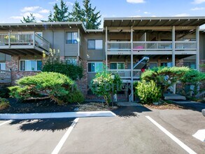 Building Photo - 2 Bed 1Bath Waterfront View Condo Available for Rent!