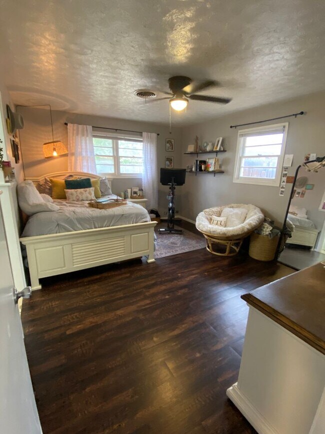 Building Photo - Great 3 Bedroom 2 Bathroom house with Bonu...