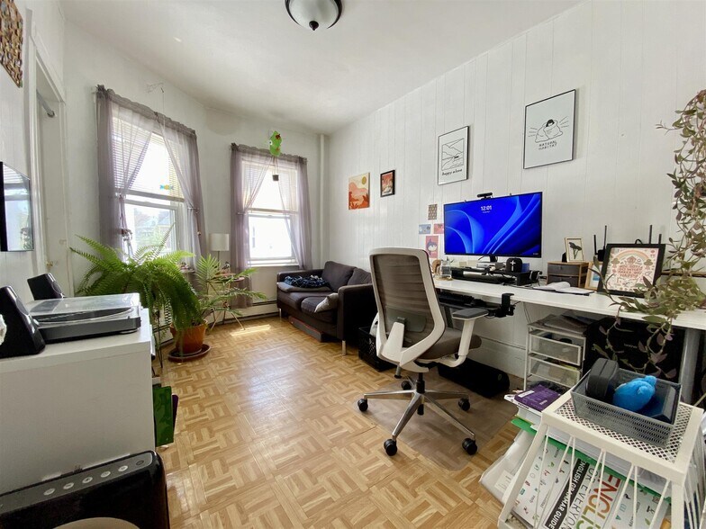 Building Photo - 19 Craigie St