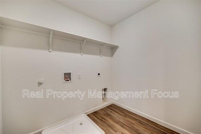 Building Photo - 713 Peach Tree Ln