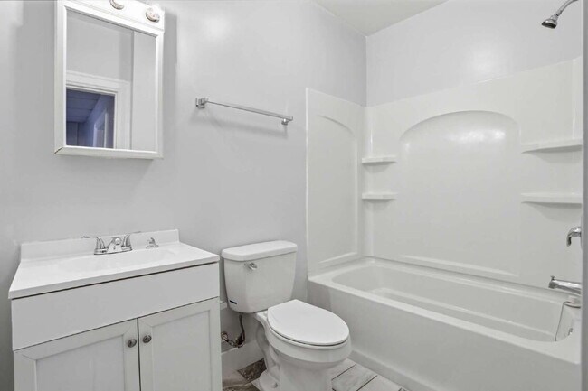 Building Photo - Welcome home to this newly renovated 2 bedroom top floor apartment