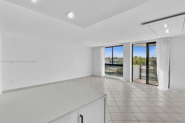 Building Photo - 9800 W Bay Harbor Dr