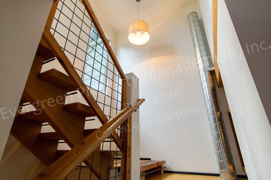 Building Photo - 318 W Myrtle St