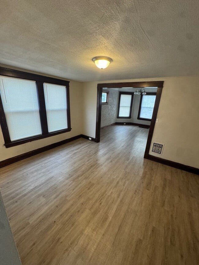 Building Photo - 3245 W 99th St