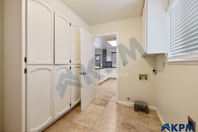 Building Photo - 9146 Blue Fox Way