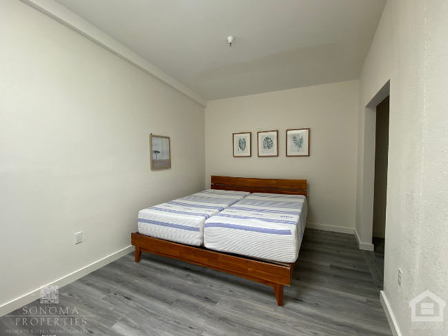 Building Photo - Updated 2BD/1BA Live/Work Loft-Style Apart...