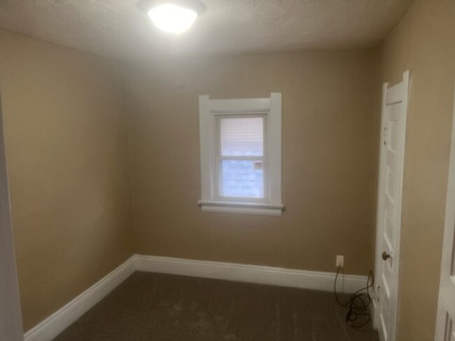 Building Photo - Fully Renovated 3 Bedroom 1 Bath