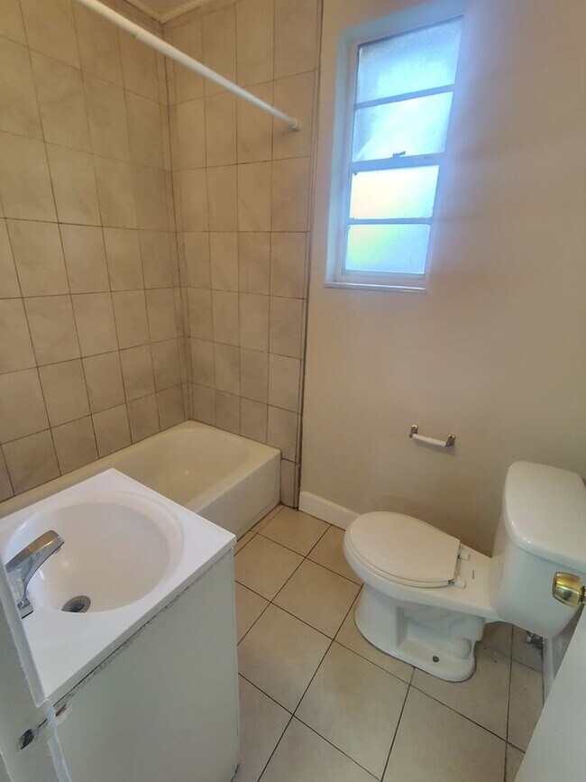 Building Photo - Fully Renovated 4/2 -Single Family  Availa...
