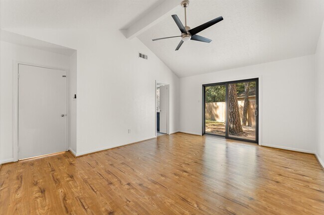 Building Photo - 33 Crystal Lake Ln