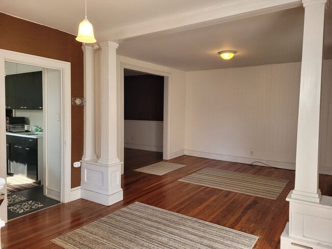 Building Photo - 206 Roxbury Rd