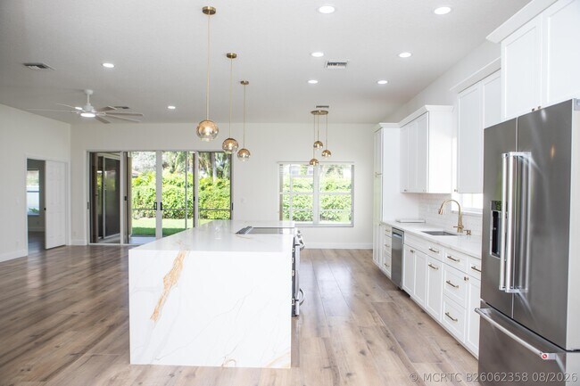 Building Photo - 10881 La Salinas Cir