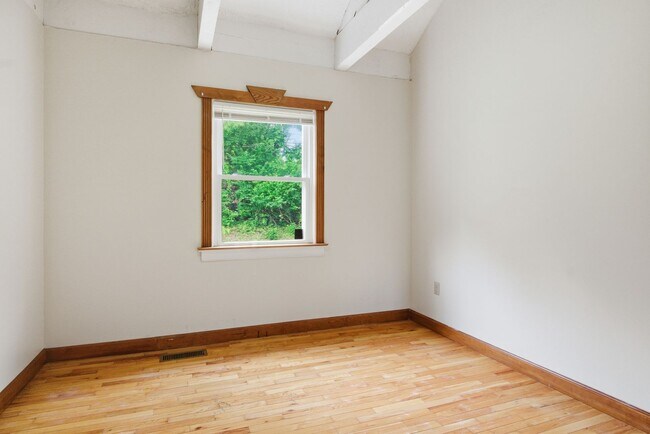 Building Photo - Spacious 4-Bedroom Pet Friendly Home in a Peaceful Rural Setting