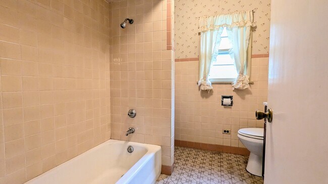 Building Photo - 917 S Summit St