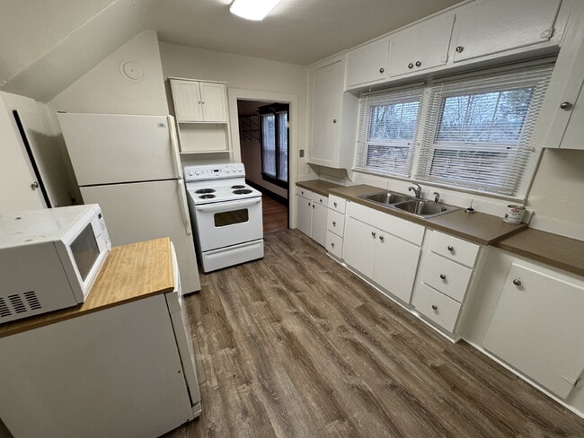 Building Photo - 3 Bedroom Home in SW Portland *Rent Special Read below*