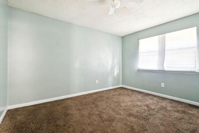 Building Photo - 206 Sunset Dr