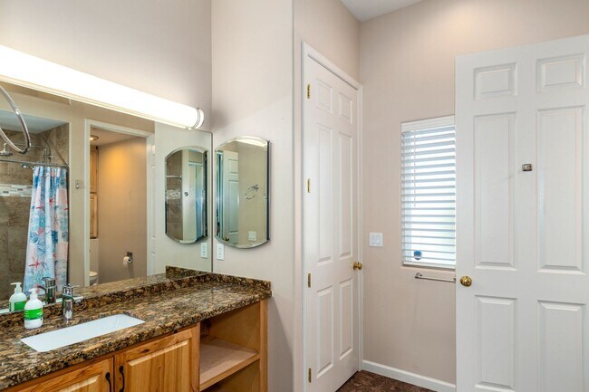 Building Photo - Country living at its finest!