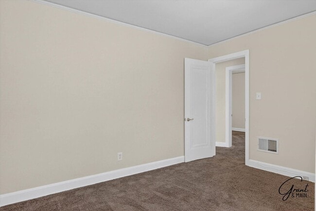 Building Photo - $1350 3 bedrooms