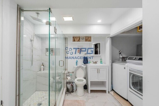 Building Photo - 211 Park Ave