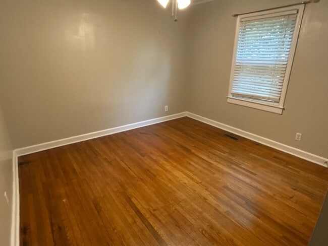 Building Photo - 4 Bedroom | 3 Bathroom Raleigh Home with F...