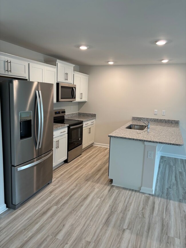 Building Photo - Brand New End-Unit Townhome in Charlotte!